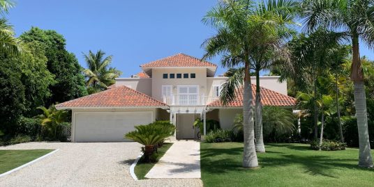 Contemporary-Colonial and Affordable Golf Villa with pool and 4 Bedrooms